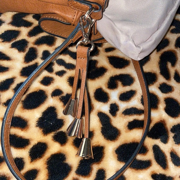 •LC LAUREN CONRAD•CAMEL WITH GOLD  TASSEL & TRIM CROSSBODY PURSE EUC - Picture 12 of 12